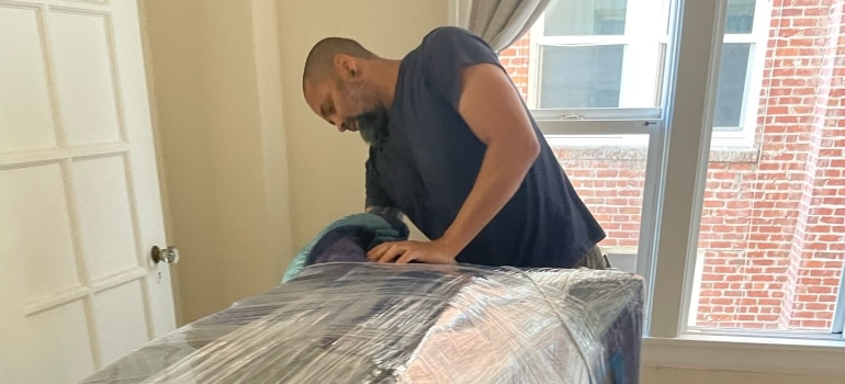 One of local movers San Francisco offers packing an item