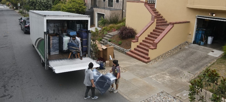 Interstate movers San Francisco putting items into a truck